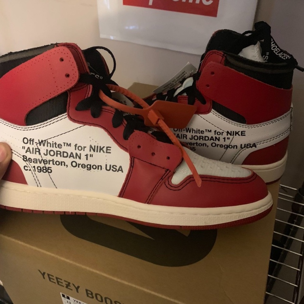 Jordan 1 Retro High
Off-White Chicago